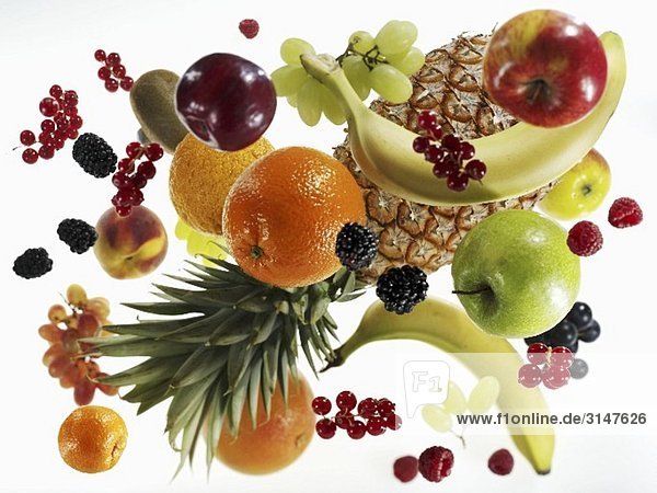 Verschiedene Früchte vor weissem Hintergrund