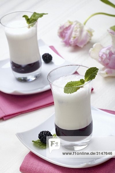 Buttermilch-Vanille-Smoothie mit Brombeermus
