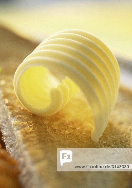 Butterröllchen auf Toast (Close Up)