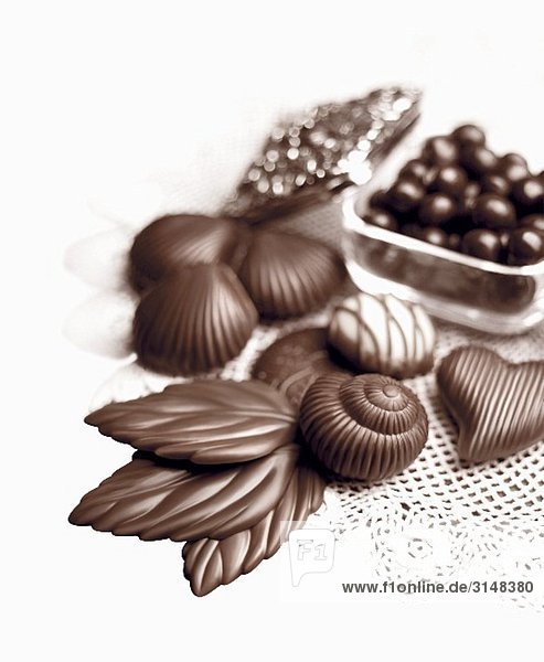 Schokoladenkonfekt und Schokoladenblätter