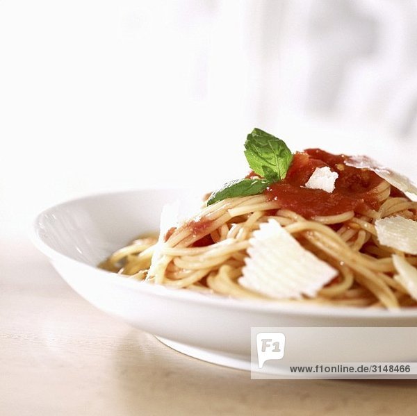 Spaghetti mit Tomatensauce und Parmigiano