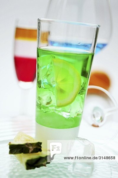 Grüner Cocktail auf Eis