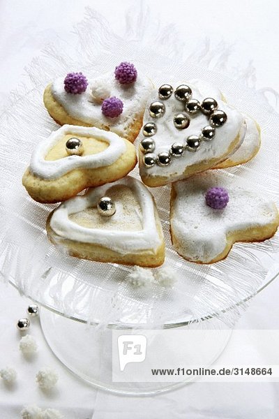 Herz-Kekse mit Silberperlen