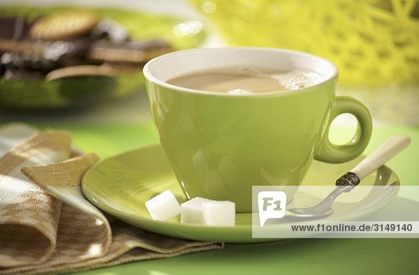 Milchkaffee in grüner Tasse