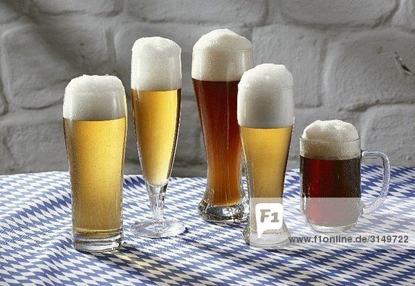 Fünf verschiedene bayerische Biersorten in Gläsern