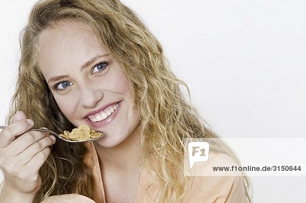Junge Frau ißt Cornflakes