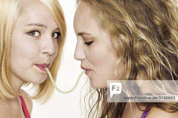 Zwei Frauen essen eine saure Schlange