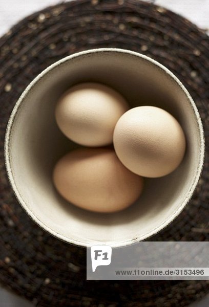 Drei Eier in einer Schale (Draufsicht)