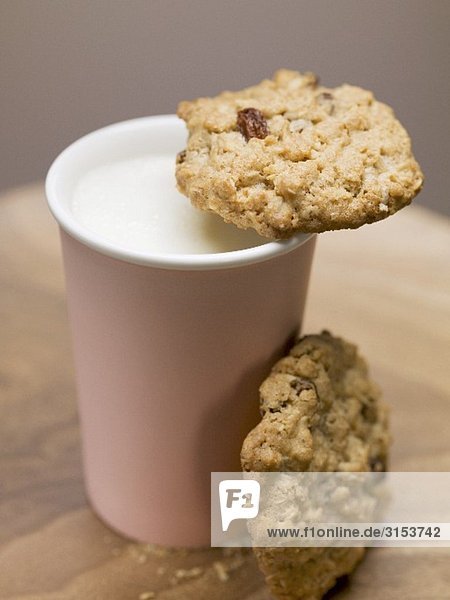 Zwei Cookies und Becher Milch