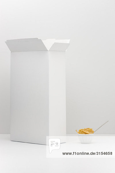 Food-Konzept  Müsli-Box mit kleiner Schüssel Getreide