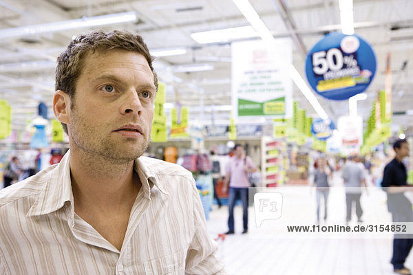 Mann im Supermarkt