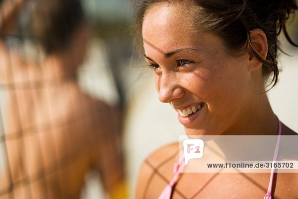 Eine skandinavische Frau Beach-Volleyball spielen.