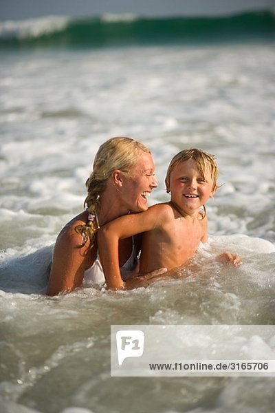 Skandinavischen Mutter und Sohn schwimmen.