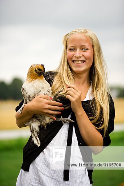 Ein Teenagerin halten eine Henne  Schweden.