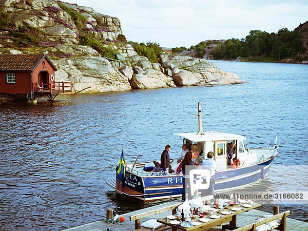 Ein Boot von Felsen in den Schären Schweden.