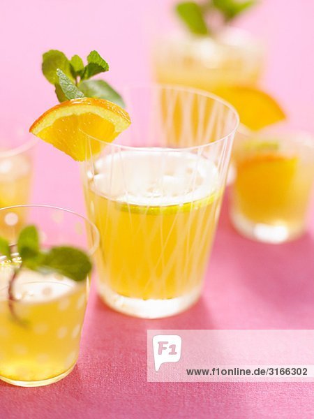 Orange Cocktail vor dem rosa Hintergrund  Schweden.