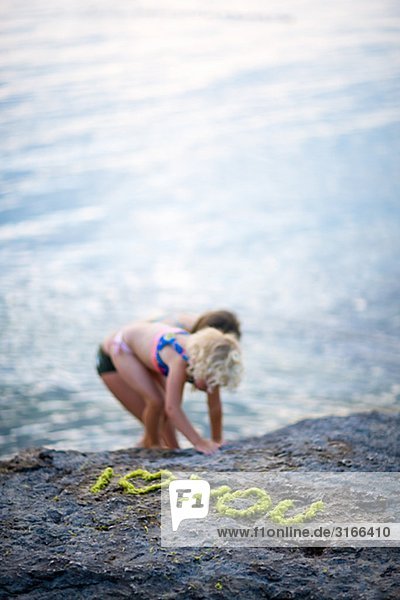 Mädchen am Wasser Schweden spielen.