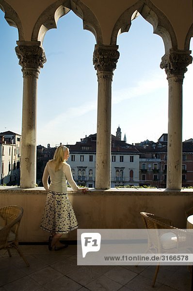 Eine Frau in einem venezianischen Palast Vencis Italien.