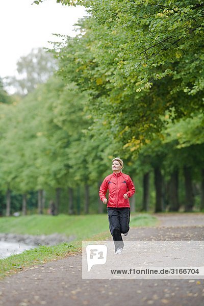 Eine Frau Joggen im Park  Schweden.