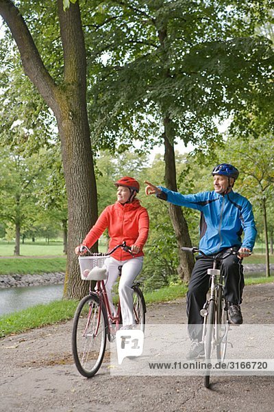 Ein paar Radfahren in einem Park  Schweden.