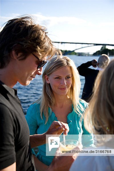 Drei Freunde auf ein open-air-Restaurant  Stockholm  Schweden.