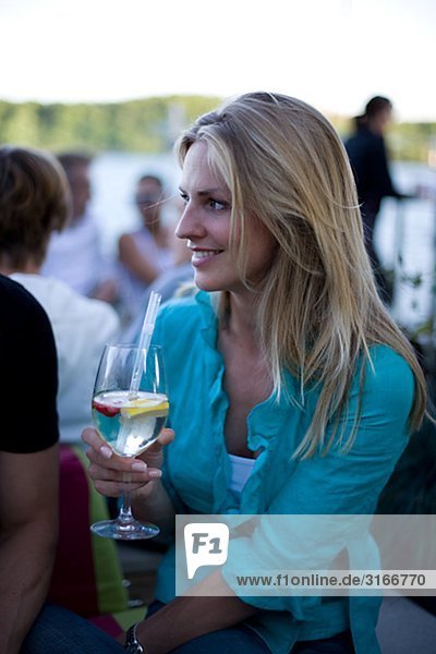 Eine Frau mit einen Drink  Schweden.