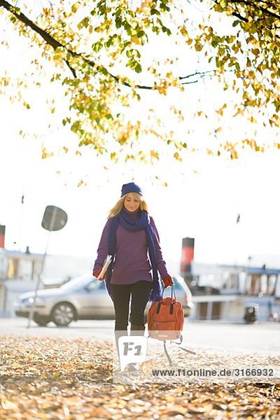 Jungen weiblichen Studenten einen Spaziergang im Herbst Stockholm Schweden.