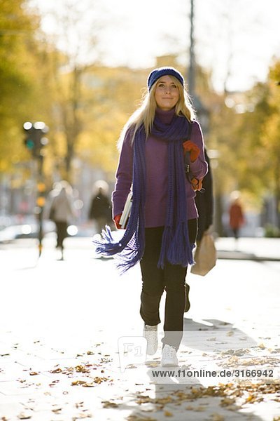 Eine Frau zu Fuß in Street im Herbst Stockholm Schweden.