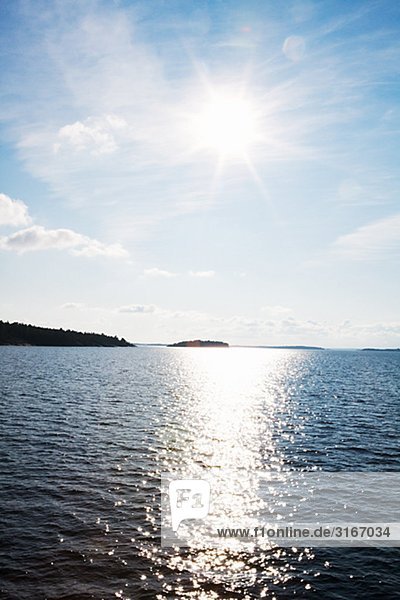 Sun spiegelt sich in das Meer  Schweden.