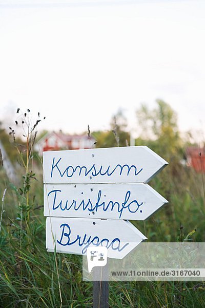 Informationen für die Touristen auf handschriftlichen Zeichen im Gras  Schweden.