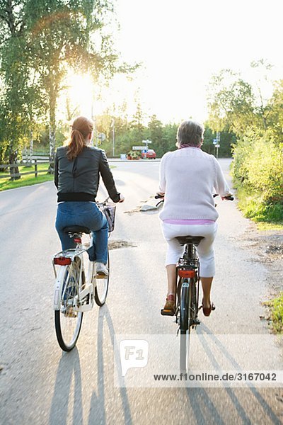 Zwei Frauen mit dem Fahrrad  gegen das Licht  Schweden.