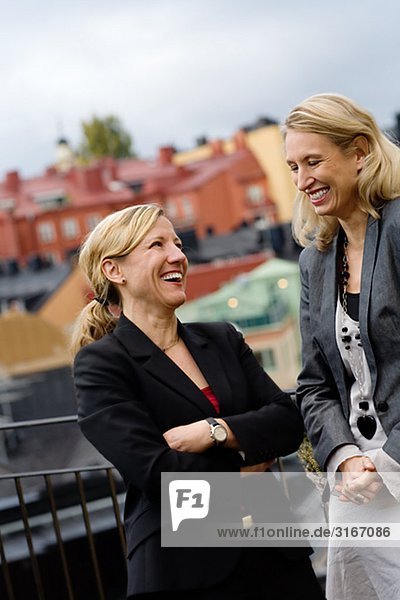 Zwei Frauen haben ein Gespräch Schweden.