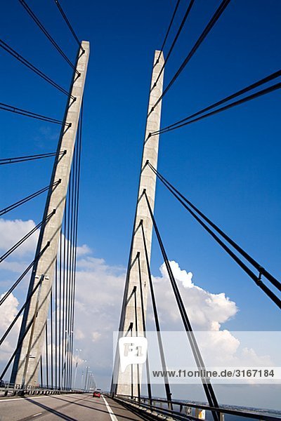 Eine Brücke gegen einen klaren  blauen Himmel  Dänemark.