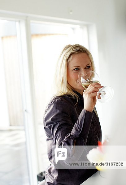 Eine Lächelnde Frau trinken Wein Schweden.