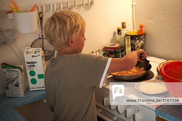 Ein Junge machen Pfannkuchen Schweden.