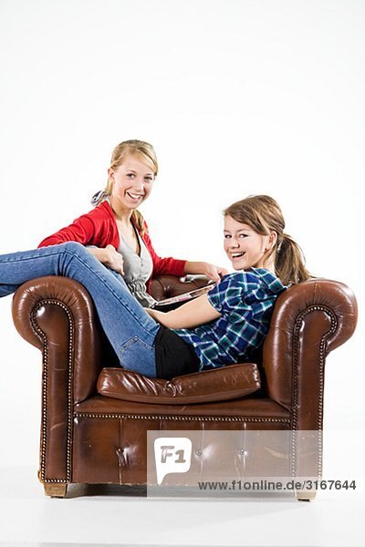 Mädchen im Teenageralter entspannenden im Lehnstuhl.