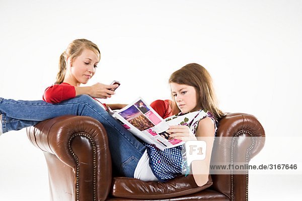 Mädchen im Teenageralter entspannenden im Lehnstuhl.