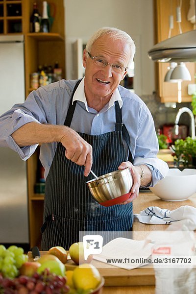 älterer Mann Kochen  Schweden.