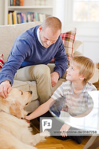 Menschlicher Vater Sohn Hund Couch streicheln