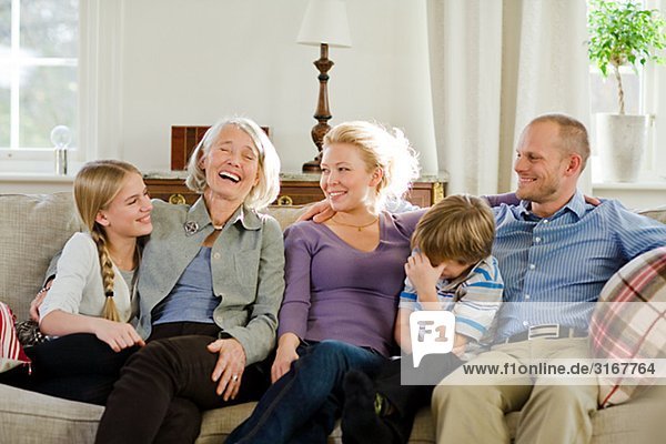 Mehr Generationen Familie sitzen in einem Sofa  Schweden.