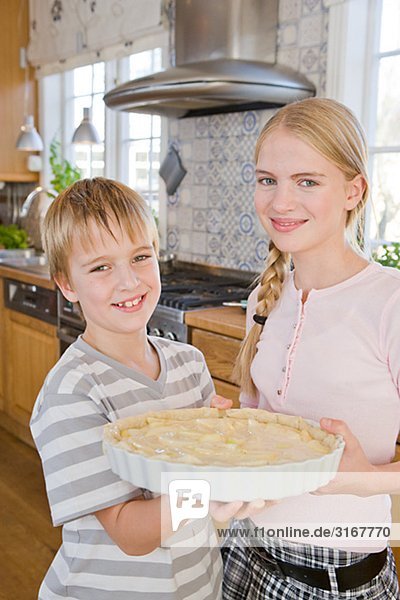 Schwester und Bruder machen einen Kuchen  Schweden.