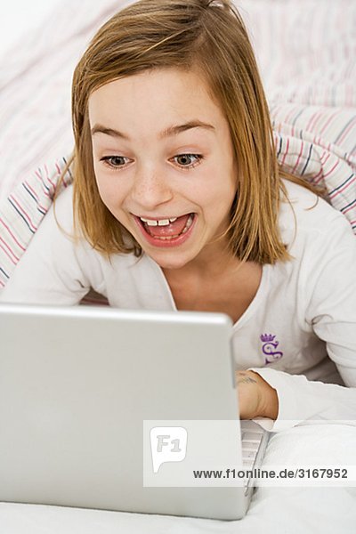 Ein Mädchen mit einem Laptop.