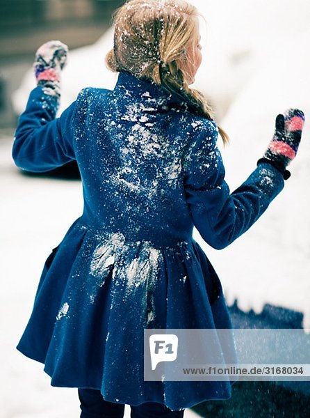 Ein Teenagerin mit Schnee  Schweden bedeckt.