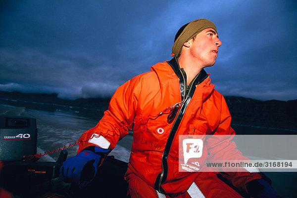 Ein junger Mann fahren einem Schlauchboot Svalbard.
