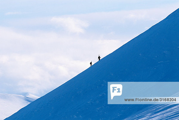 Zwei Skifahrer geht bergauf Spitzbergen Spitzbergen Norwegen.
