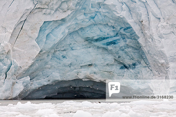 Eine Höhle im Spitzbergen Norwegen Gletscher.