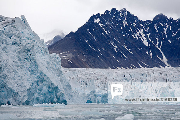 Berge und Gletscher in Svalbard Norwegen.