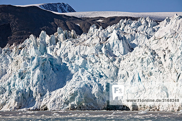 Ein Gletscher Spitzbergen Norwegen.