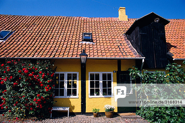 Wohnhaus gelb