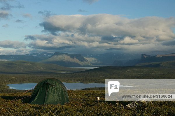 Ein Zelt in der Berglandschaft Lappland Schweden.